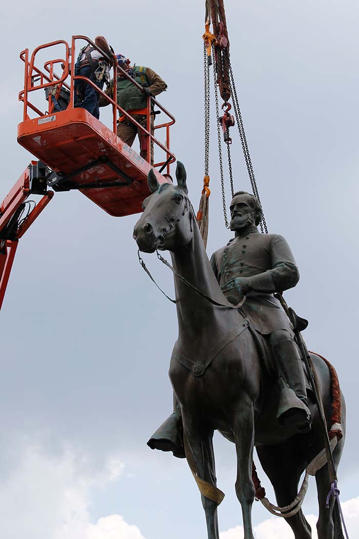 Crane operators lift statue of Stonewall Jackson